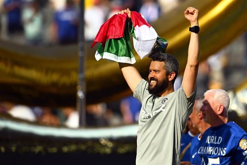 Bernardo Cueva portando con orgullo la bandera de México.