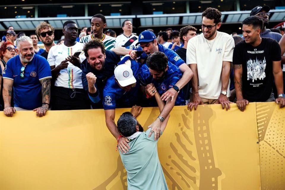 El mexicano fue a celebrar con su gente.