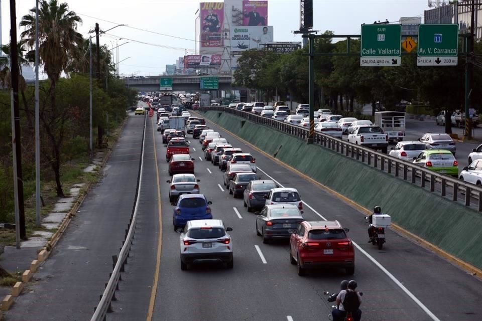 Con la implementación del contraflujo en dos carriles exprés, Morones Prieto se vio congestionada hacia el oriente.