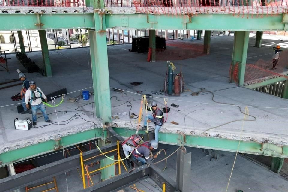 El edificio de 13 pisos está ubicado en el cruce de Cuauhtémoc y Padre Mier.