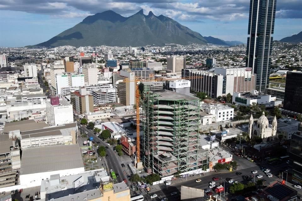 El edificio de 13 pisos está ubicado en el cruce de Cuauhtémoc y Padre Mier.