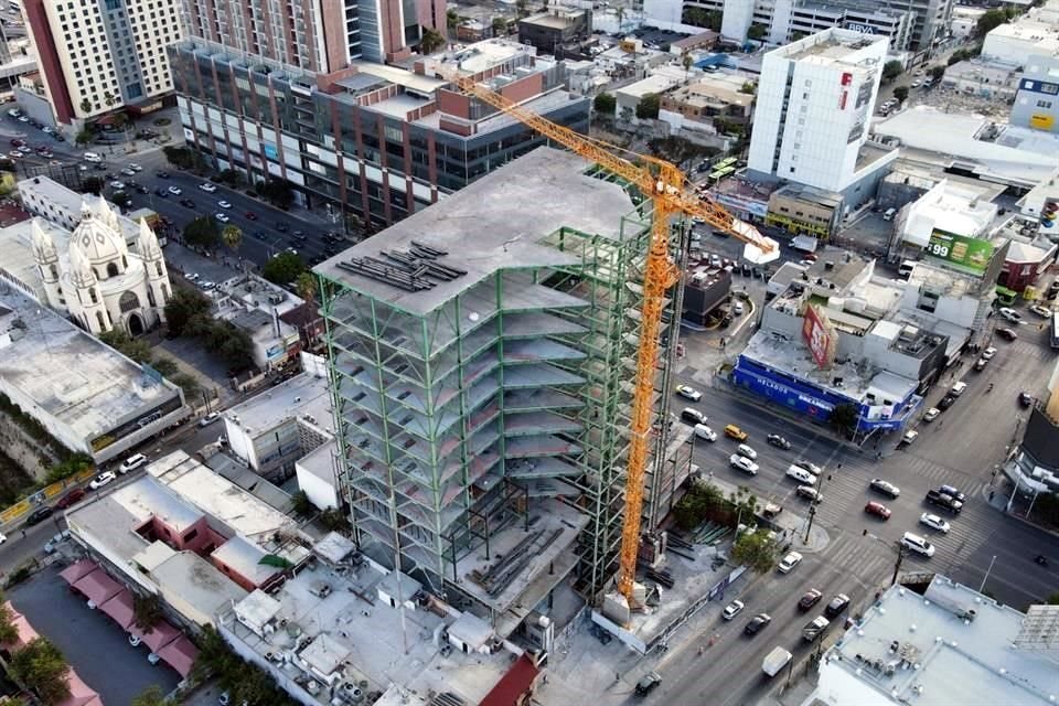 El edificio de 13 pisos está ubicado en el cruce de Cuauhtémoc y Padre Mier.