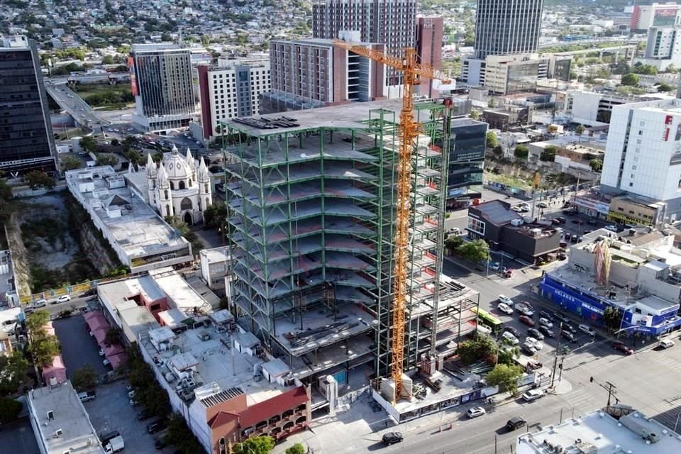El edificio de 13 pisos está ubicado en el cruce de Cuauhtémoc y Padre Mier.