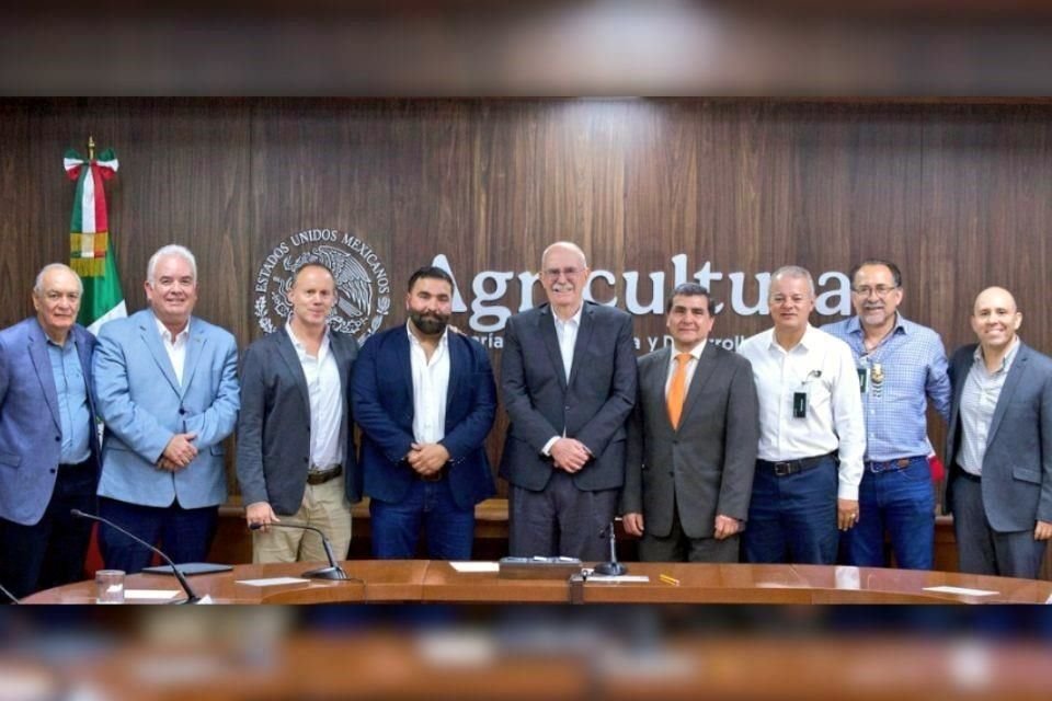 El Secretario de Agricultura, Julio Berdegué compartió fotos del encuentro con productores de Tomate, con quienes acordó un plan de acción ante aranceles por parte de Estados Unidos.