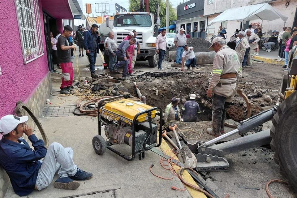Autoridades locales atendiendo fuga de agua