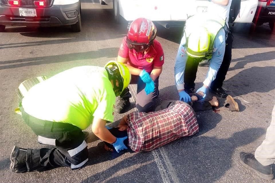Un ciclista de 70 años es embestido por camión de transporte de personal, en Monterrey; el conductor afirma no haberlo visto. 