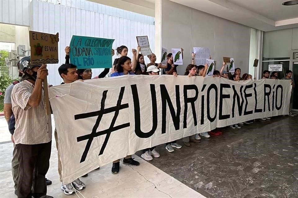 Estuvieron acompañados por unas 40 personas que se concentraron con pancartas para expresar su rechazo al proyecto.