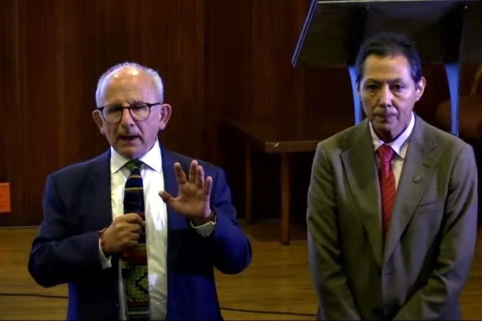 'No es falta de cariño', dijo Diego Prieto al anunciar que deja la dirección general del INAH. Lo acompaña José Luis Perea, Secretario Técnico del organismo.