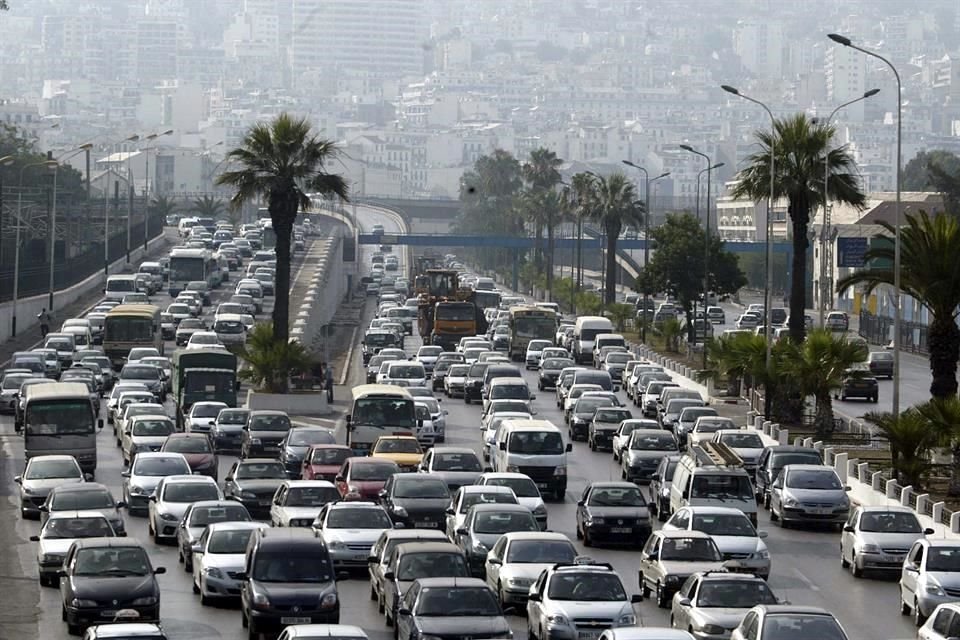 Vista del tráfico en Algiers, Argelia, país que tenía las últimas reservas de gasolina con plomo en el mundo.