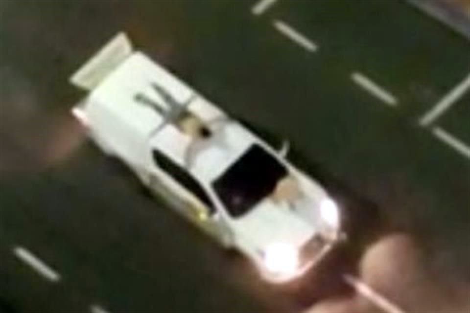 Los delincuentes se alejaron con rehenes sobre los techos y capós de los autos, amarrados para que no resbalaran.