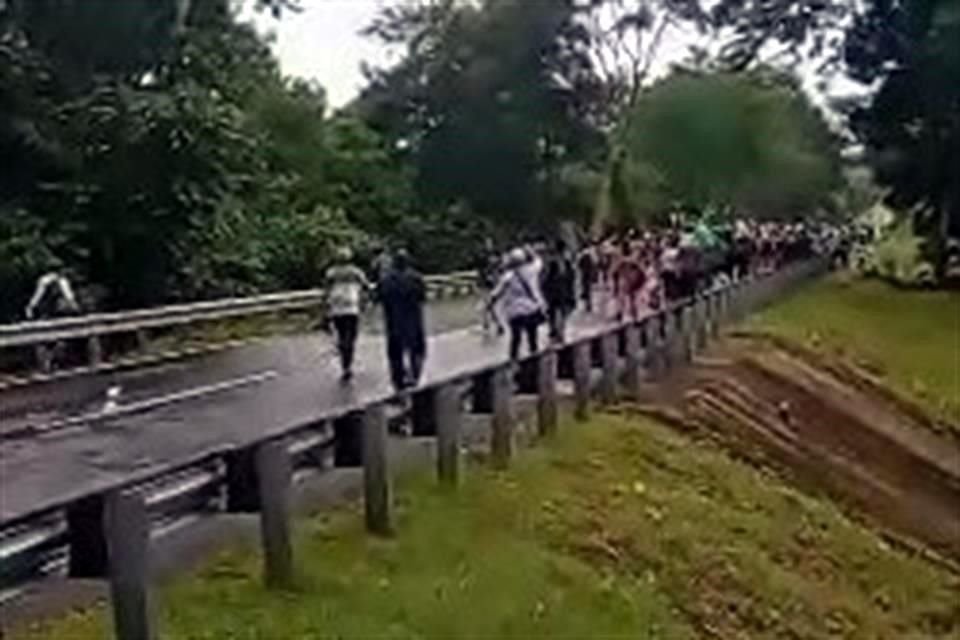 Elementos de GN buscan frenar el avance de la caravana migrante que se dirige a Mapastepec, en Chiapas, en su camino a la frontera norte.