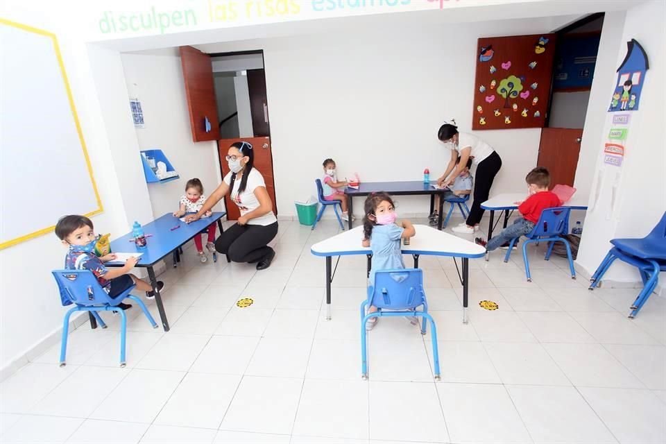 Algunos niños en su regreso al Instituto Soles y Estrellas.