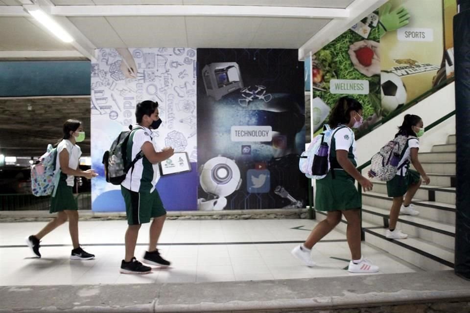 Así vivieron el regreso a clases en el colegio AIM.