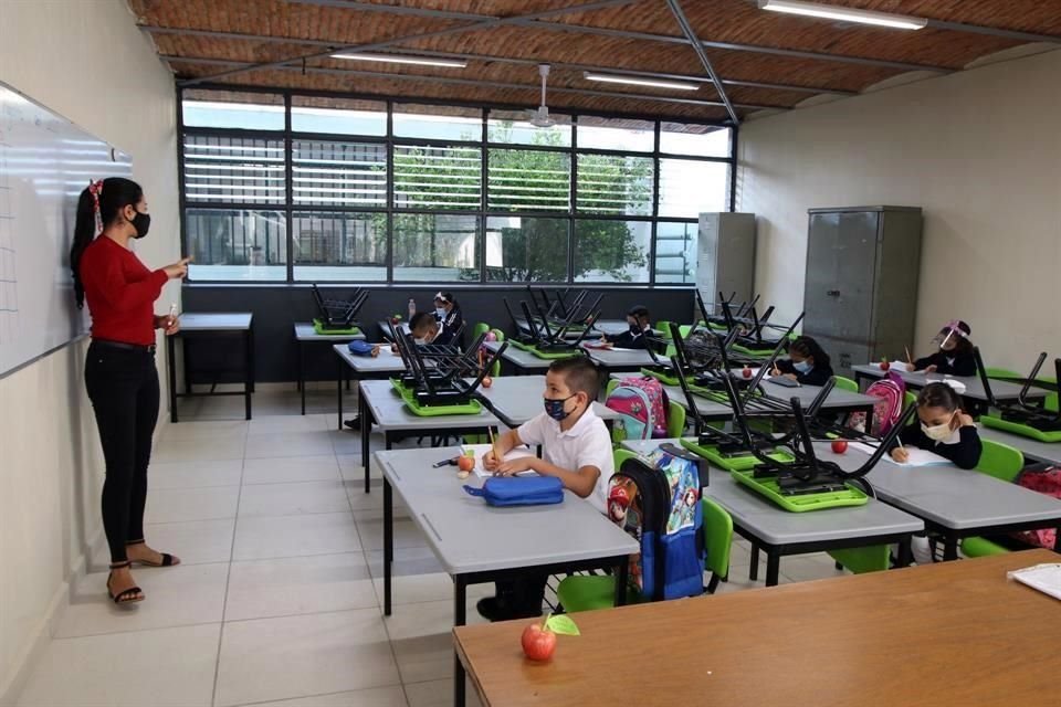 Niños de la Primaria '24 de Febrero', en la Colonia Santa Elena de la Cruz, en Guadalajara.