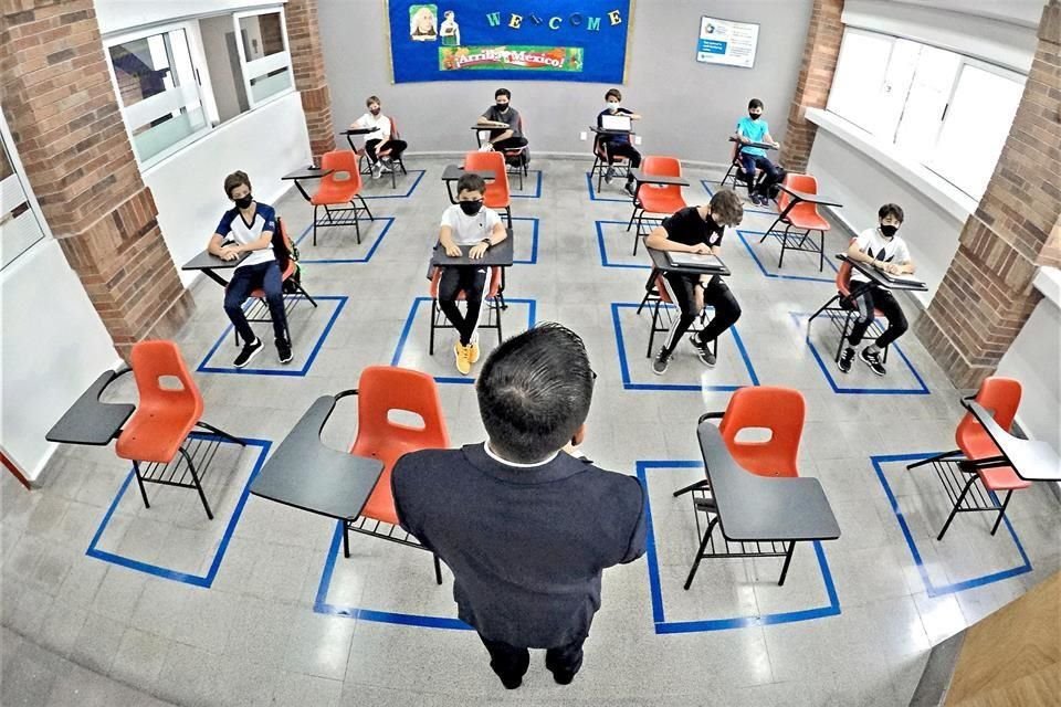 Con lugares marcados para conservar la distancia, los niños del Liceo de Monterrey volvieron ayer a clases presenciales en un modelo híbrido.