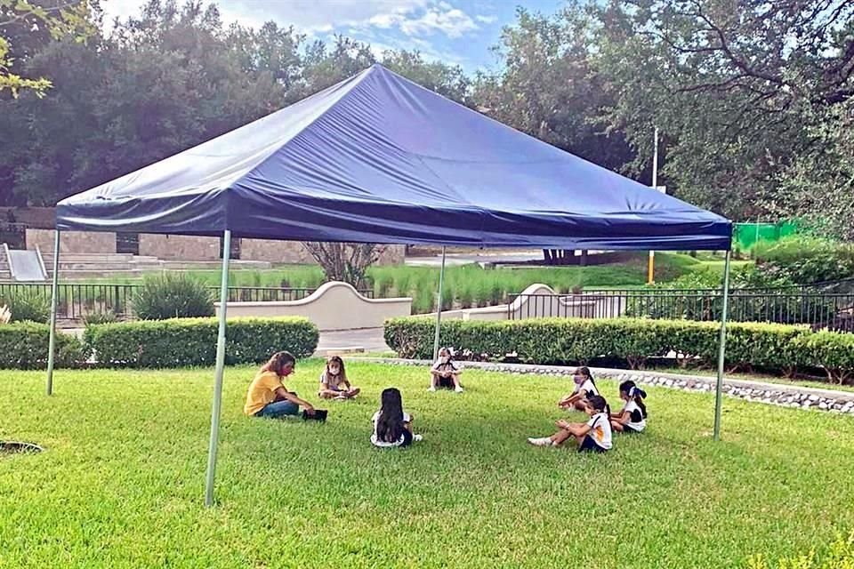 El San Roberto International School instaló toldos para que sus alumnos realizaran actividades al aire libre.
