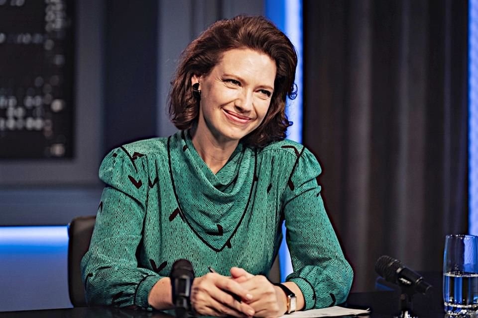 La tercera y última temporada de 'The Newsreader', disponible a través de Universal+, retrata cómo la protagonista intenta sostenerse dentro de un sistema que aún opera bajo viejos esquemas.