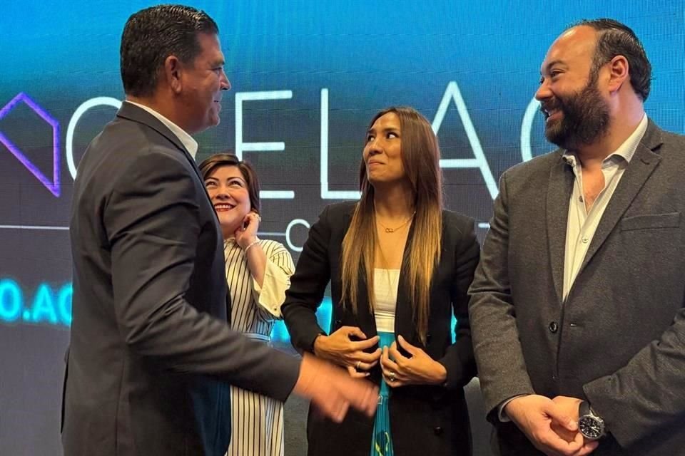 Baldwin Britton (izq. a der.), y Yoelle Rojas, presidente y directora del Clelac, junto a Betsabé Rocha y Emmanuel Loo, Secretaria y Subsecretario de Economía de NL.