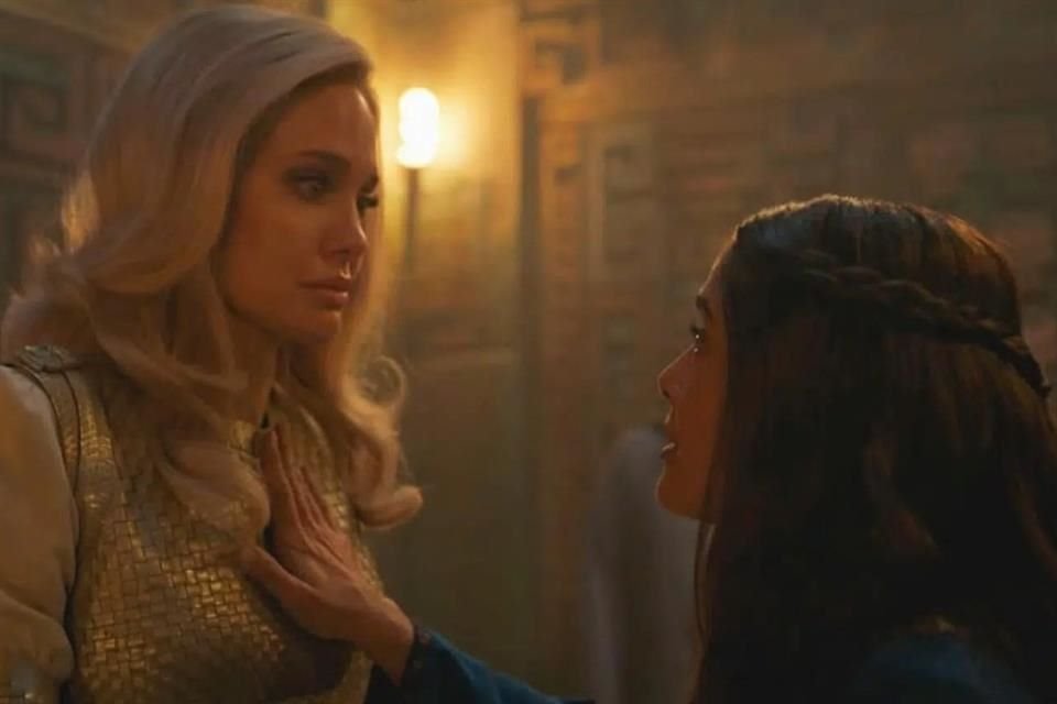 Salma Hayek regresó a su estado de origen, Veracruz, acompañada de Angelina Jolie; fueron recibidas por la gobernadora Rocío Nahle García.