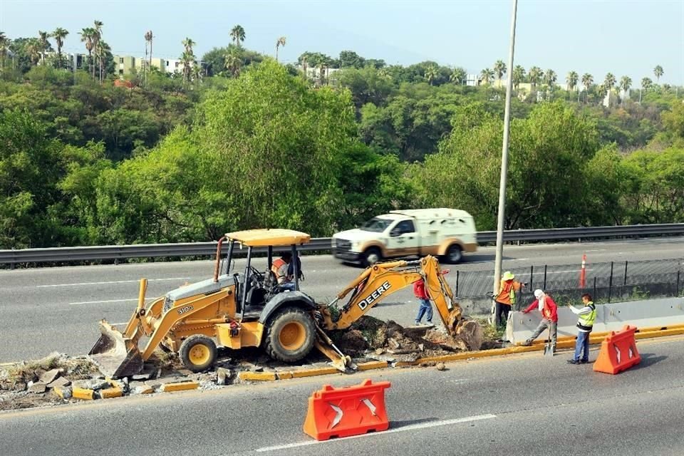 Los empleados trabajaban en retirar el muro central del bulevar, lo que obligó al cierre temporal de un carril en sentido oriente a poniente.