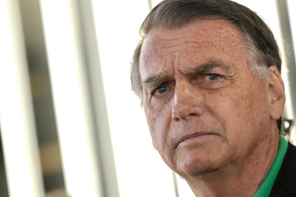 El ex Presidente Jair Bolsonaro habla con reporteros en Brasilia el 17 de julio del 2025.