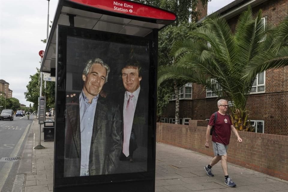 Una foto de Donald Trump y Jefrrey Epstein puesta en una parada de autobuses en Londres, el 17 de julio del 2025.