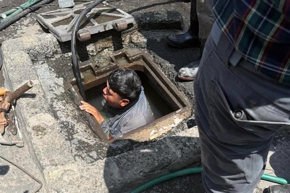 Trabajadores tuvieron que sumergirse para inhabilitar la toma ilegal.