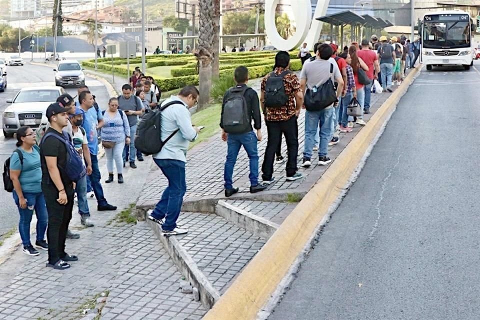 Actualmente, usuarios hacen largas filas en espera de unidades.