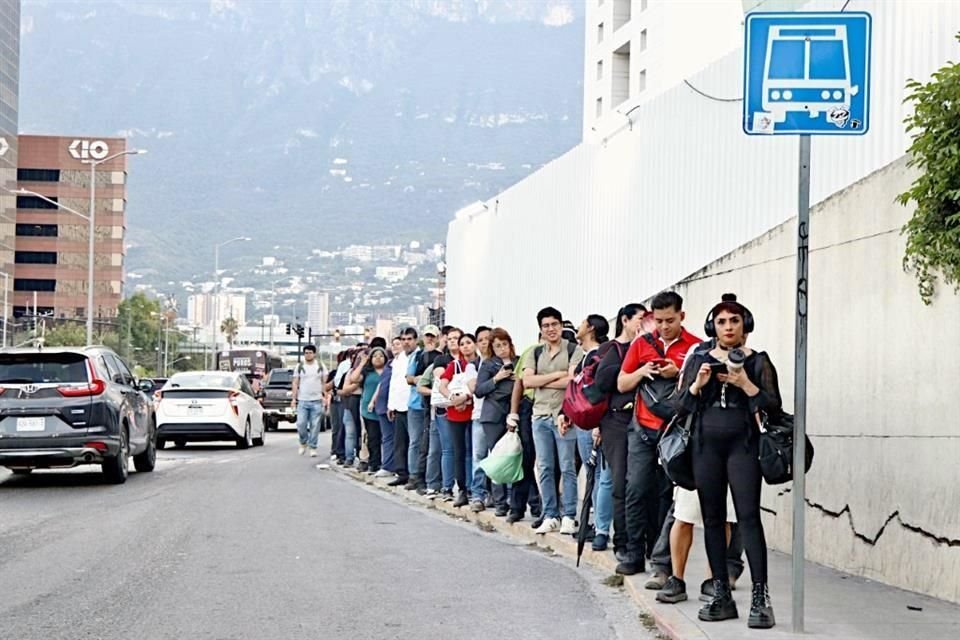 Los usuarios hacen largas filas para poder tomar la ruta que los llevará a su destino.