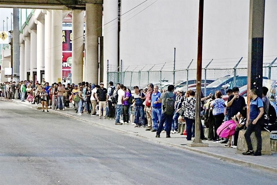 En San Nicolás, usuarios hacen largas filas para poder tomar la ruta que los llevará a su destino.