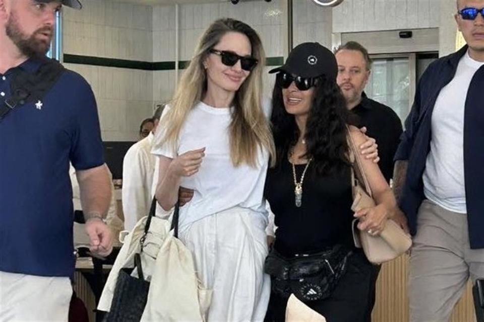 Salma Hayek llevó a Angelina Jolie a pasear por Veracruz, y hace unos días, juntas disfrutaron del Gran Café de la Parroquia en Boca del Río.