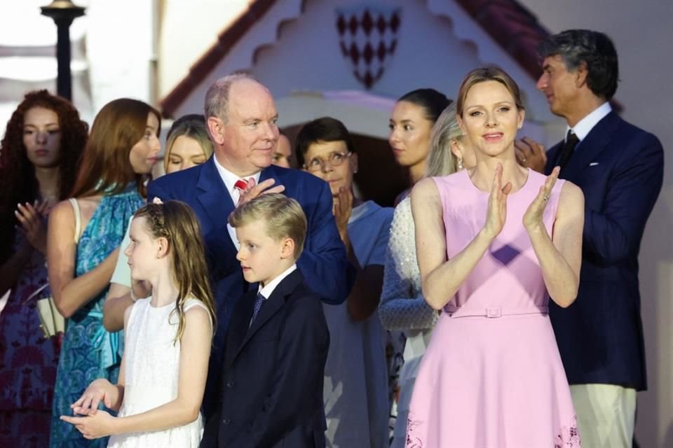 La Princesa Charlene de Mónaco deslumbró con un vestido rosa en el festejo del vigésimo aniversario del reinado de su esposo, el Príncipe Alberto II.