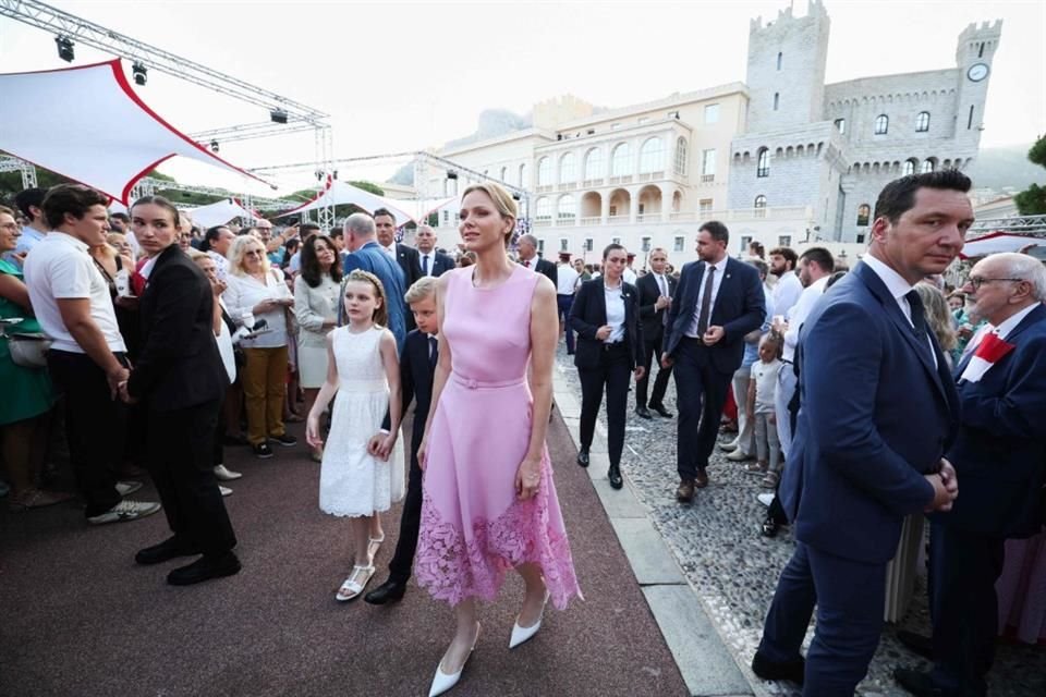Charlene deslumbró con un llamativo y vibrante vestido rosa de una de las casas de moda más exclusivas e importantes de Europa.