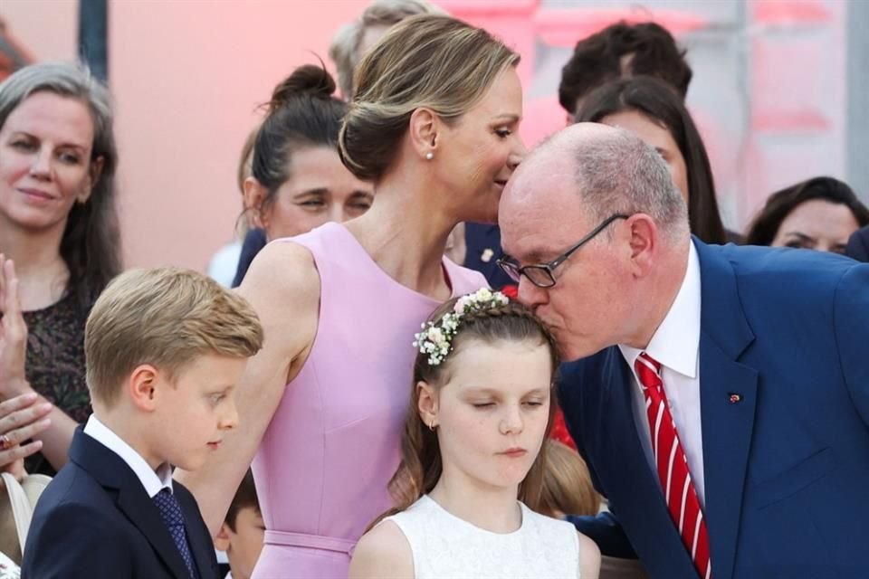 El monarca mostró un afecto público inusual, intercambiando abrazos y besos con su esposa e hijos mientras saludaba a los ciudadanos que se habían reunido para felicitarlo.