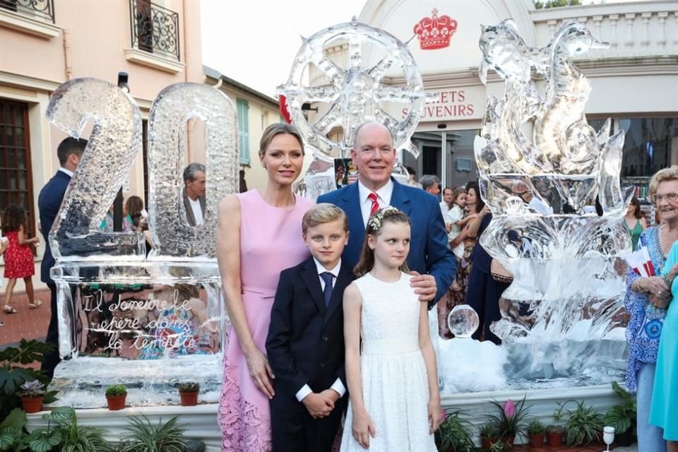 EL evento, que arrancó con el himno nacional de Mónaco, incluyó actuaciones folclóricas tradicionales, la presentación de un enorme pastel y juegos de luces que deleitaron a los presentes.
