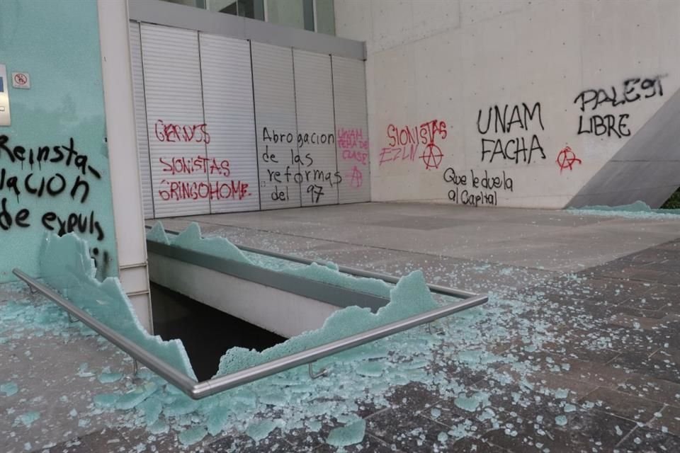 Manifestantes anti gentrificación vandalizaron el Museo Universitario Arte Contemporáneo.