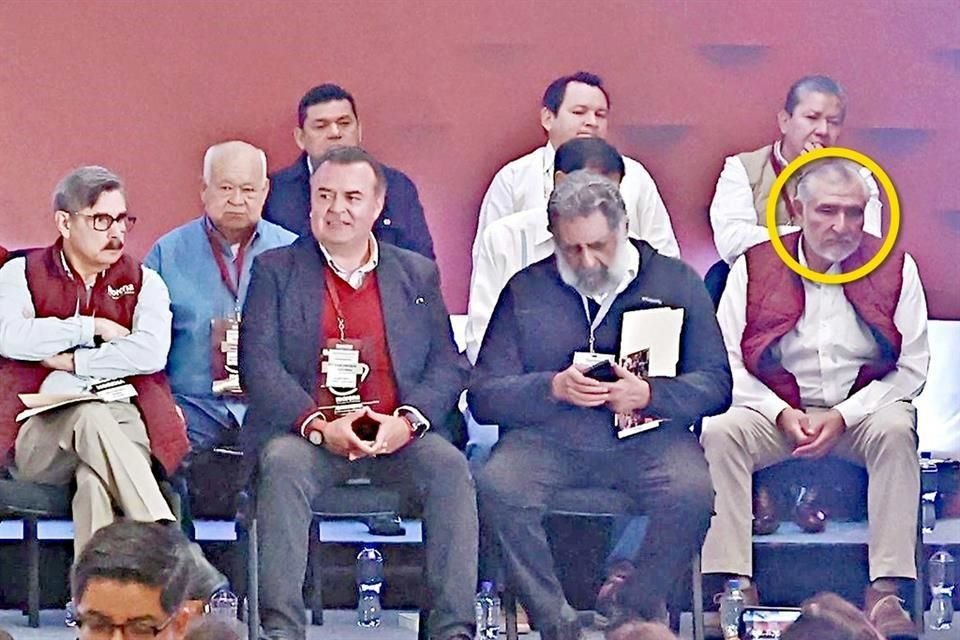 Adán Augusto López fue el asistente que incomodó ayer en el Consejo Nacional de Morena, en la CDMX, tras revelarse que su ex Secretario de Seguridad en Tabasco tiene vínculos con el narco.