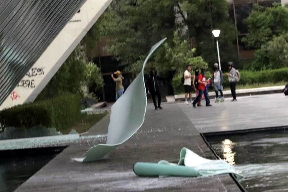 Los manifestantes también realizaron pintas frente al museo en el Centro Cultural Universitario.