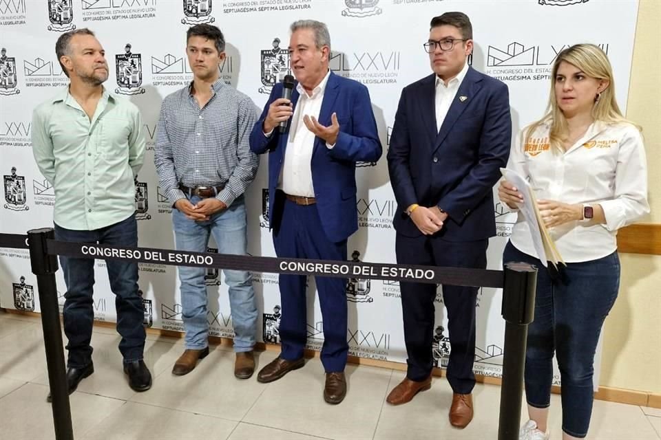 El Secretario Hernán Villarreal estuvo acompañado por legisladores locales de Movimiento Ciudadano en el Congreso.