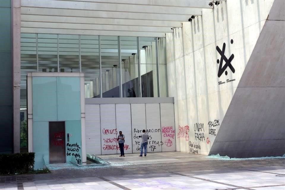 Peritos evaluaron esta tarde los daños en el Museo Universitario Arte Contemporáneo del Centro Cultural Universitario.