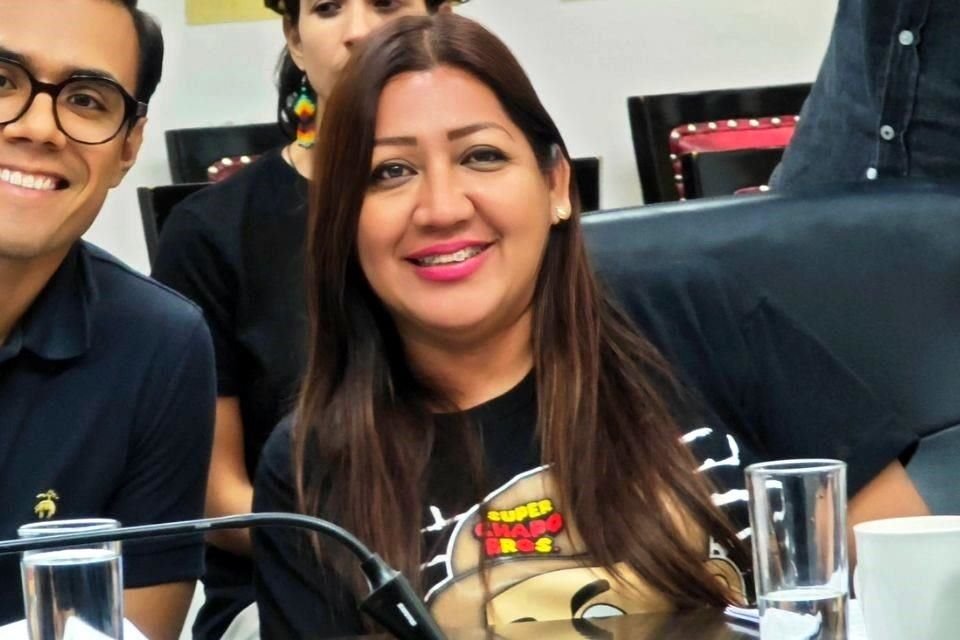 Incluso la funcionaria la playera alusiva a la primera detención de 'El Chapo' durante una reunión con el Comité de Defensa del Esterito en la Sala de Cabildo de La Paz.