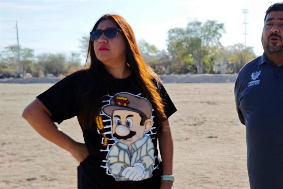 María del Carmen Aguilar Mendoza, VII regidora del Ayuntamiento de La Paz, Baja California Sur, compartió fotos donde portaba una playera alusiva al narcotraficante Joaquín 'El Chapo' Guzmán.