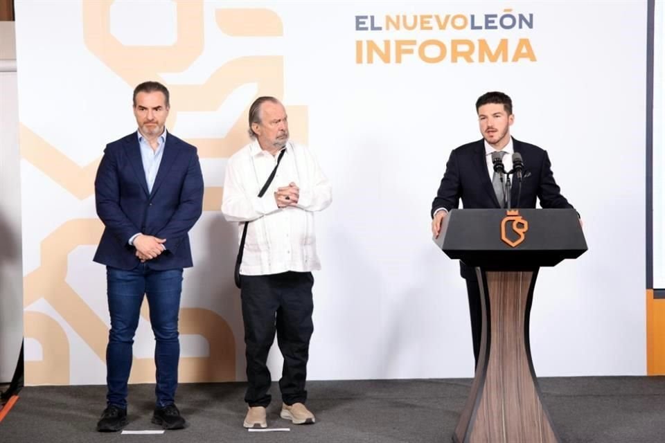 Samuel García, Gobernador de Nuevo León; Mauricio Fernández, Alcalde de San Pedro y Adrián de la Garza, Alcalde de Monterrey en la conferencia de prensa en Palacio de Gobierno.