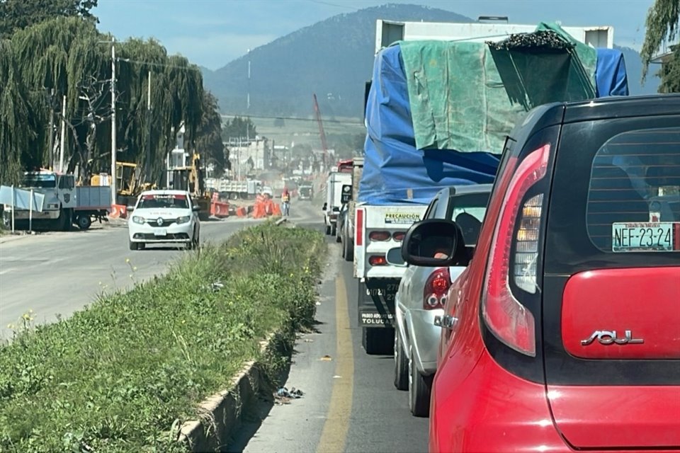 Aspecto del trayecto hacia Valle de Bravo, que es bloqueado por transportistas.