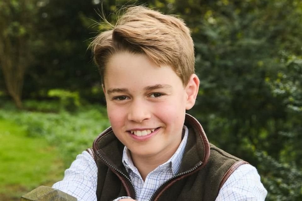 El Príncipe Jorge cumple 12 años; Kate y Guillermo celebran con fotos y videos, destacando su parecido con su padre y momentos familiares.