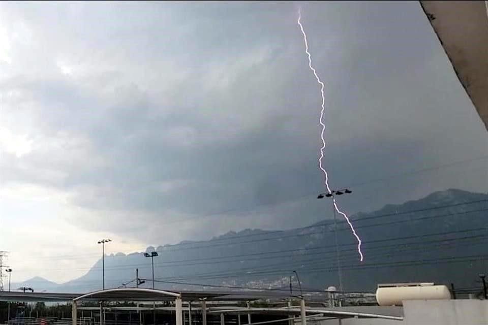 La probabilidad de lluvia se extenderá hasta mañana sólo en regiones montañosas.