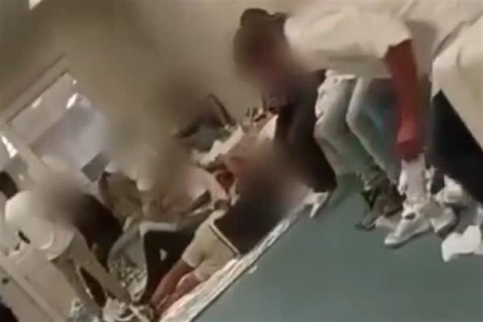 নিউইয়র্ক সিটির কারাগারে আন্ডারলাইন করা কোষগুলিতে প্রবেশের ভিডিওগুলি নির্দেশিত।