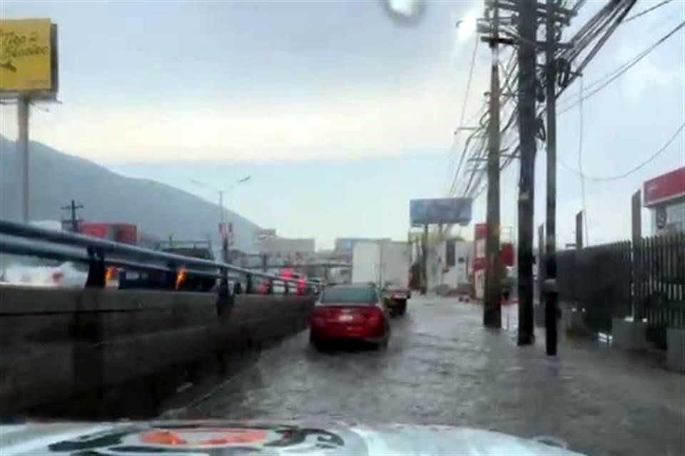 Los chubascos se presentarón en los límites de los municipios de Santa Catarina y Monterrey.