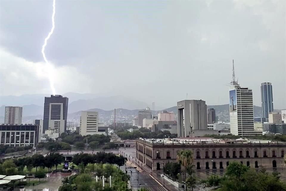Las lluvias se presentaron en el primer cuadro de la Ciudad.