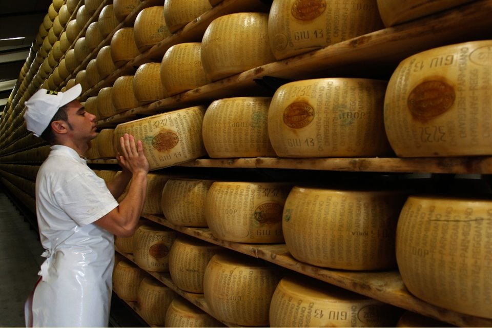 Los minoristas de Parmigiano-Reggiano subieron los precios del queso en EU, pero las ventas siguen subiendo.